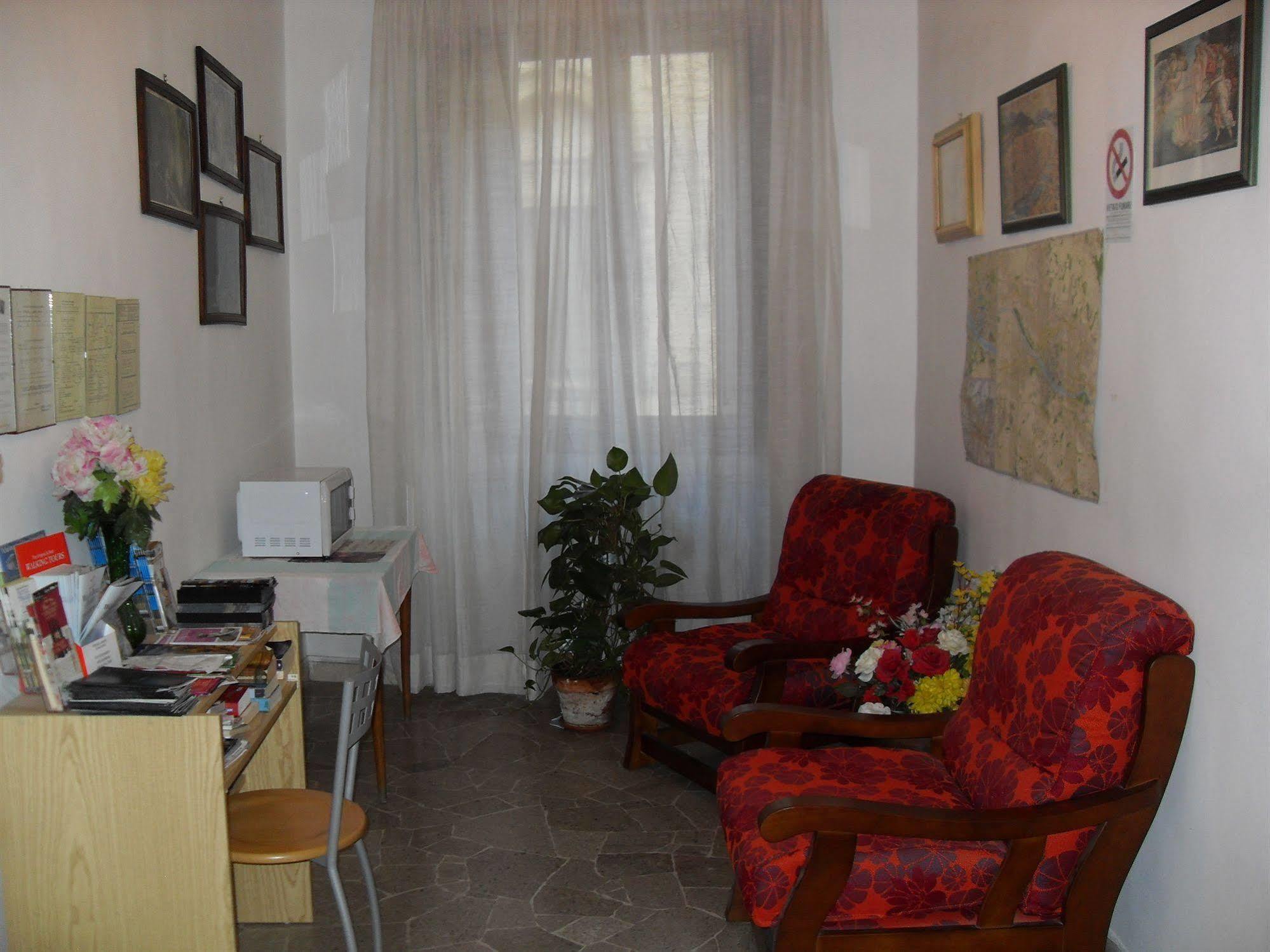 Mary's House Pensión *